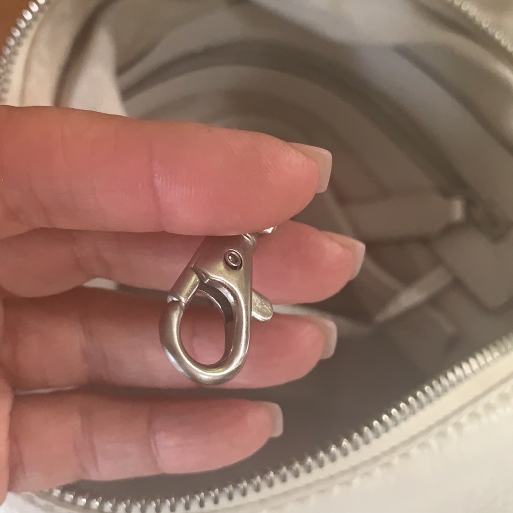 Michael Kors ivory pebbled leather, hobo with front pockets .  mint condition - Picture 6 of 13